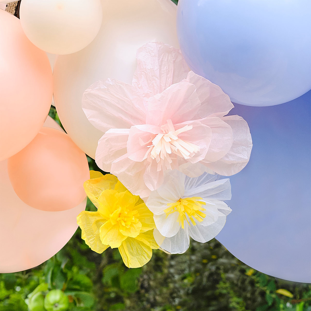 Ballongirlande - Pastell mit Seidenpapierblüten