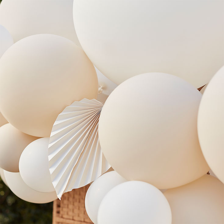 Ballongirlande - Creme & Weiß mit Fächern