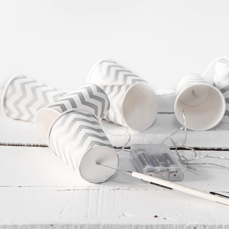 10 White & Silver Zigzag Cups